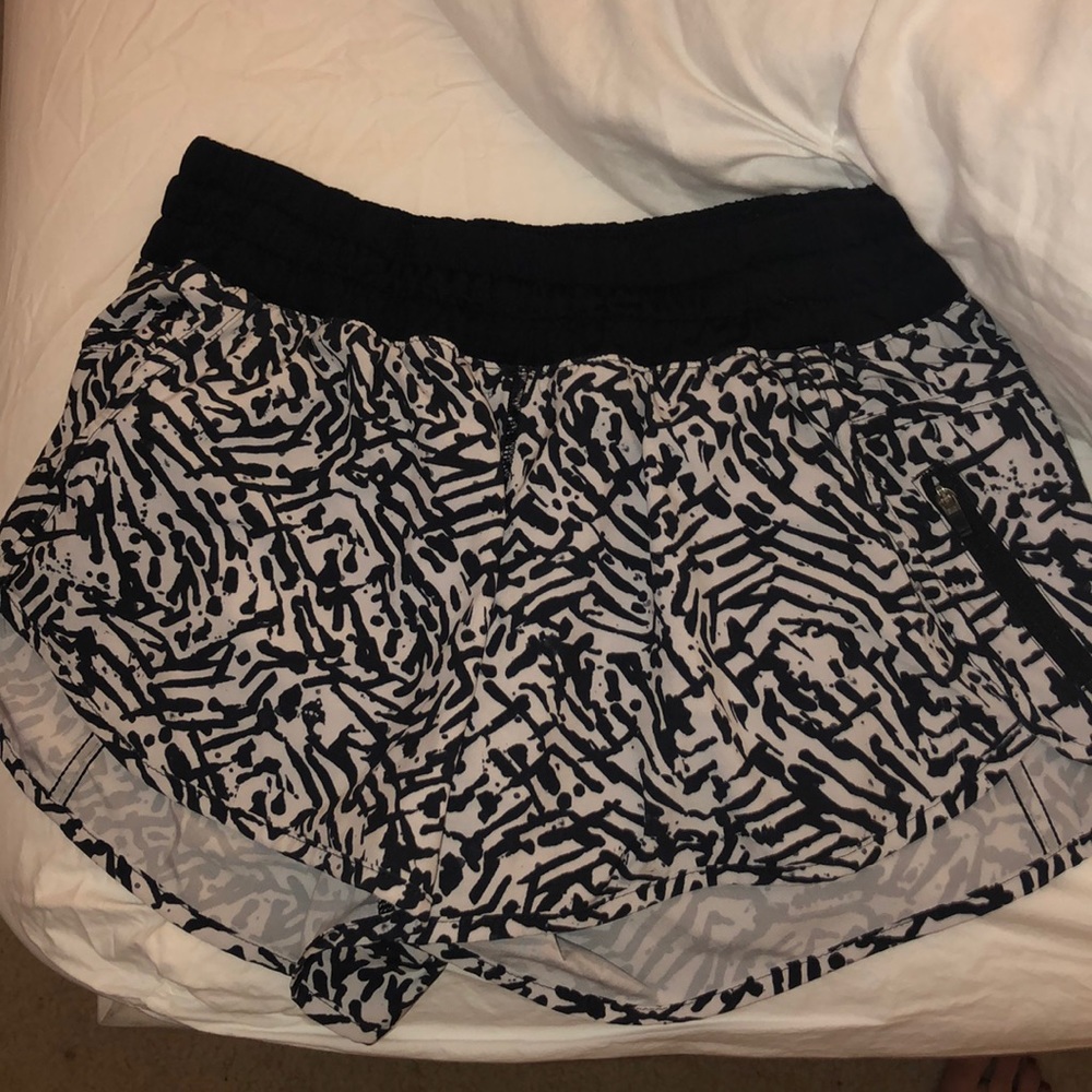 White and black patterned 4 inch tracker shorts